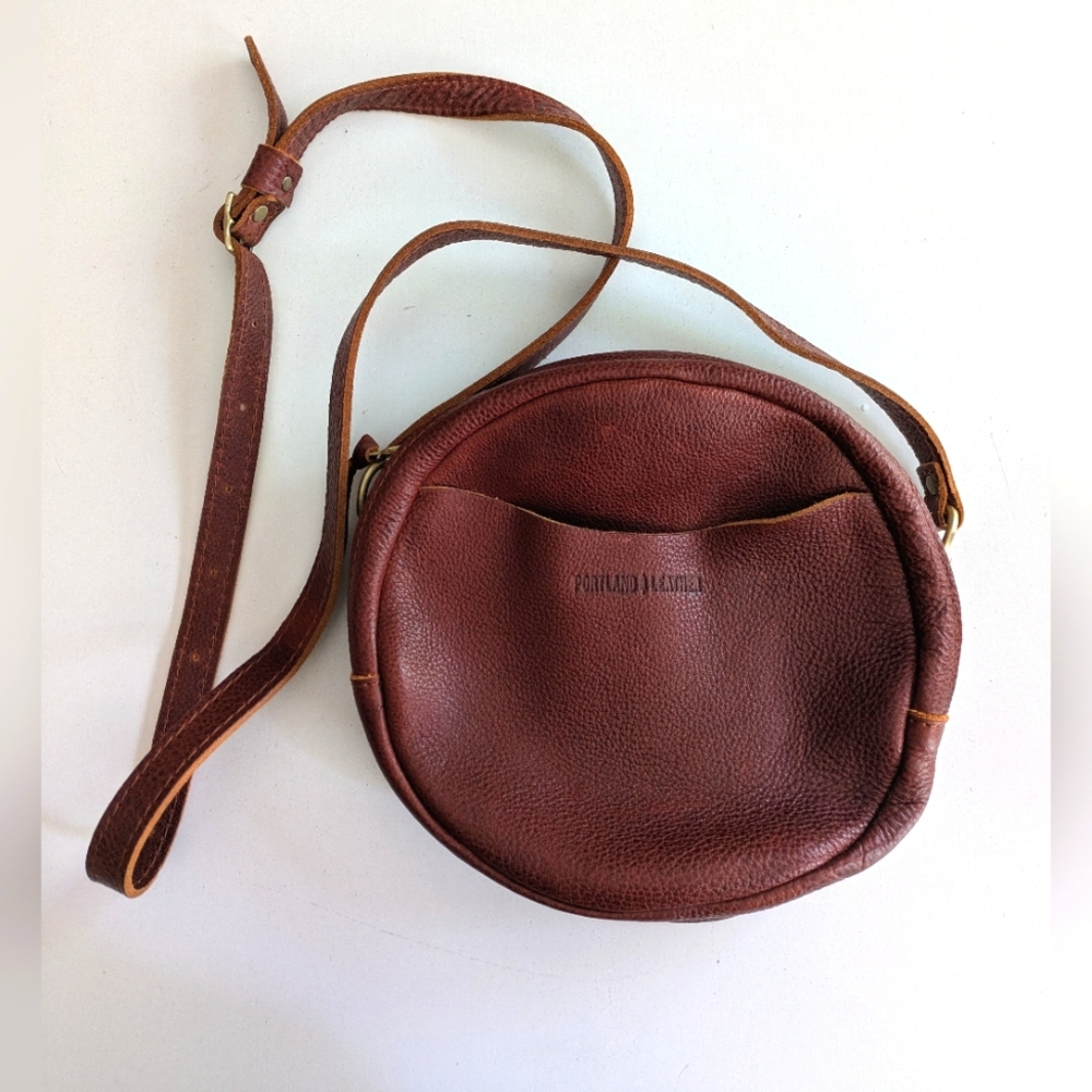 Portland Leather Round Crossbody Bag in Brown - Large Nutmeg